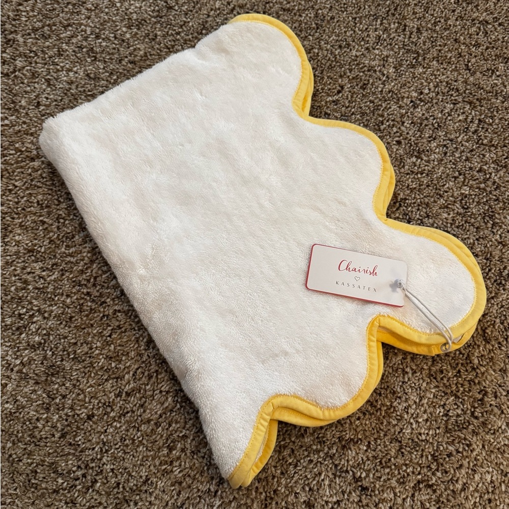 Kassatex Chairish Scallop Edge Towel Collection - Hand Towel NWT Yellow White